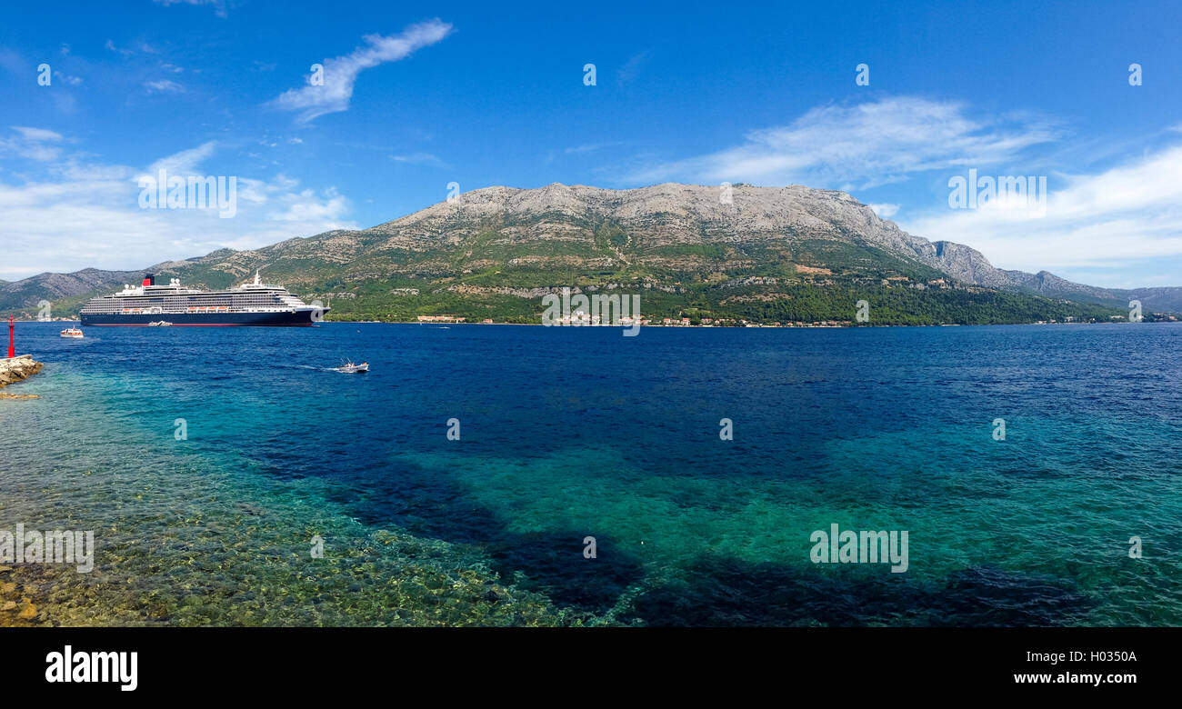 Große Kreuzer verankert in der Bucht neben Insel Korcula, Kroatien. Stockfoto