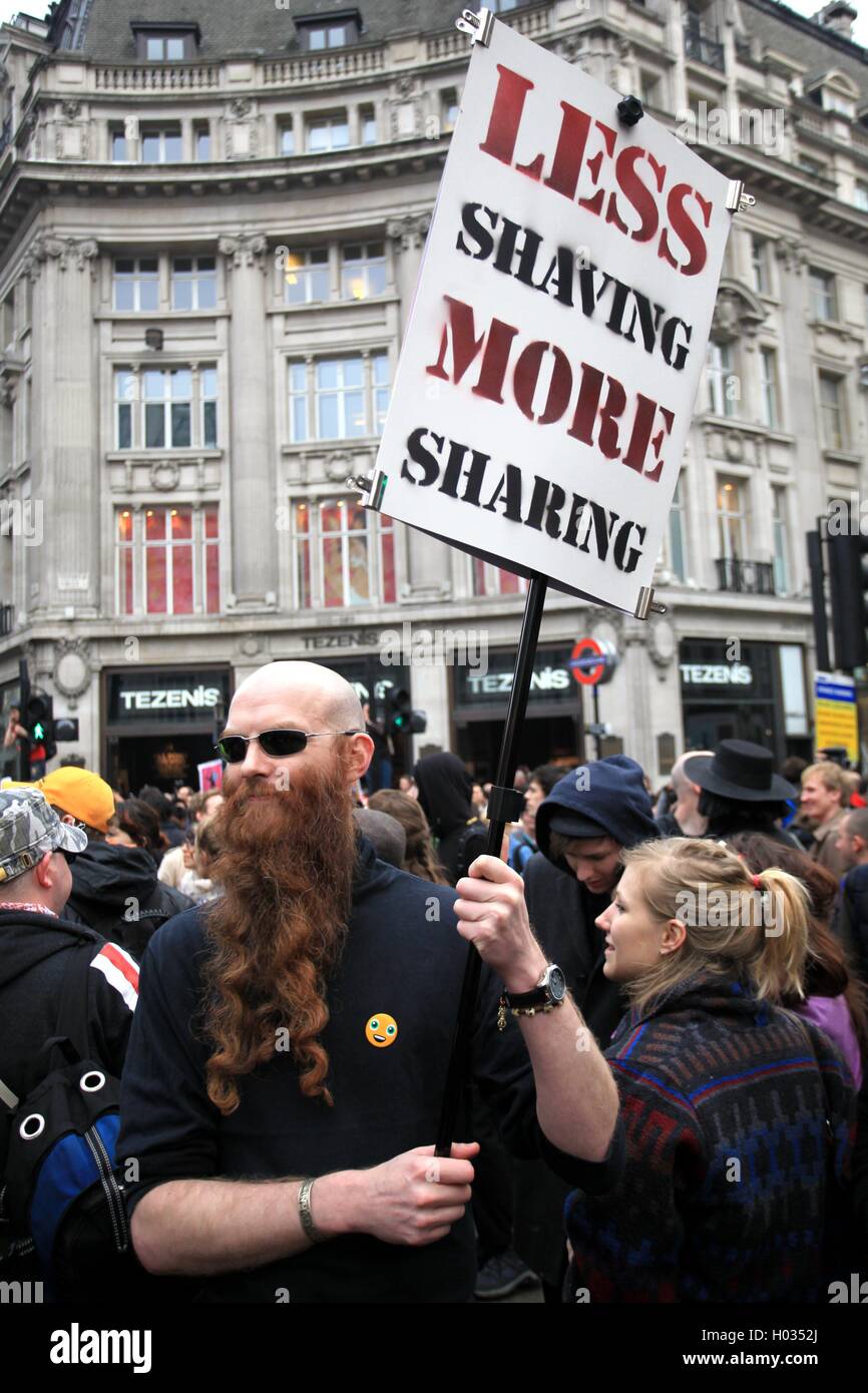 Demonstranten auf dem Marsch zur alternativen, Anti-Kürzungen Demonstration, Oxford Circus, London, UK. Stockfoto