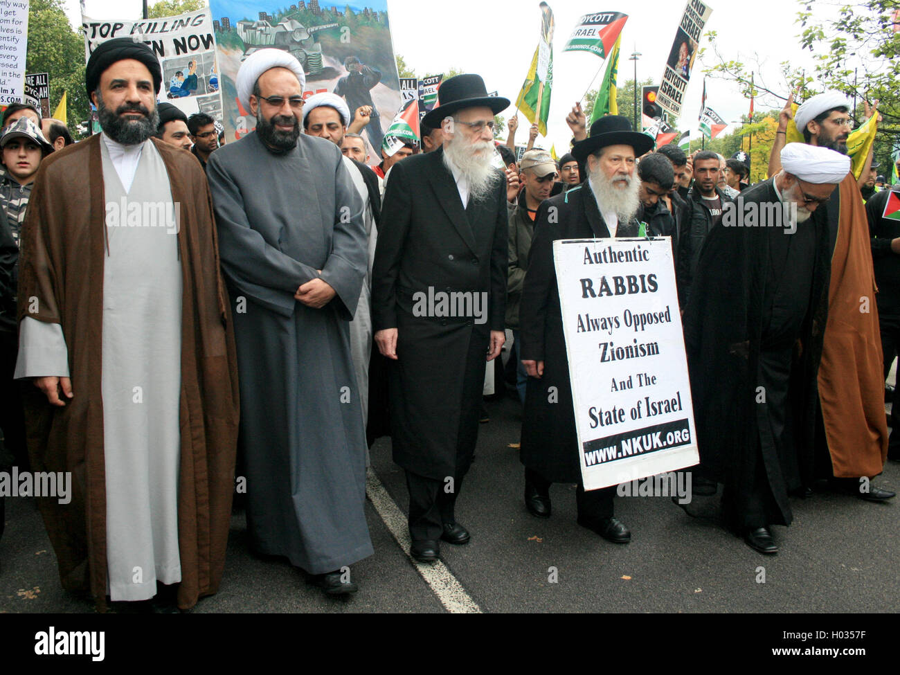 Iranische Schiiten muslimische Geistliche zusammen mit orthodoxen Juden marschieren während Al-Quds-Tages, London, UK. Stockfoto