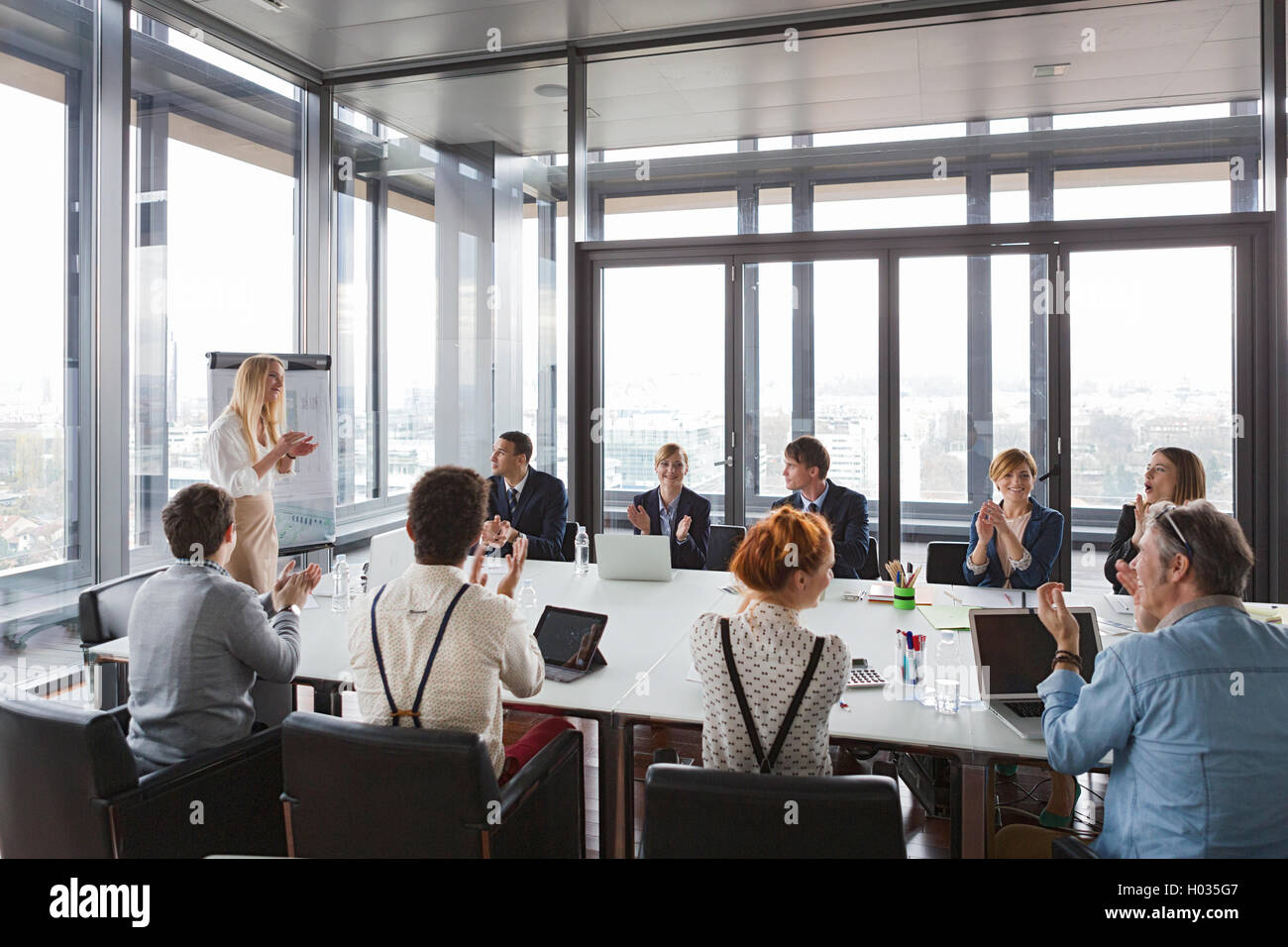 Geschäftsleute, Händeklatschen nach erfolgreichen Treffen in modernen Büro. Stockfoto