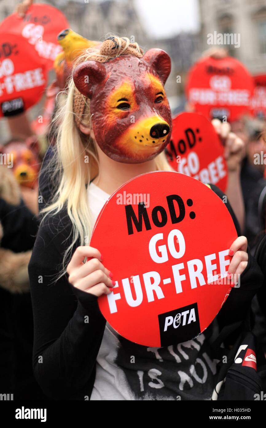 PETA-Protest gegen die Verwendung von echtem Pelz Kappen (MOD) des Verteidigungsministeriums, London, UK. Stockfoto