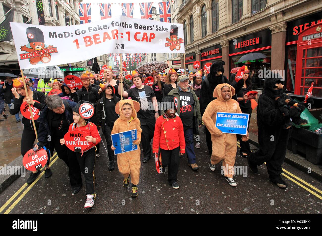 PETA-Protest gegen die Verwendung von echtem Pelz Kappen (MOD) des Verteidigungsministeriums, London, UK. Stockfoto
