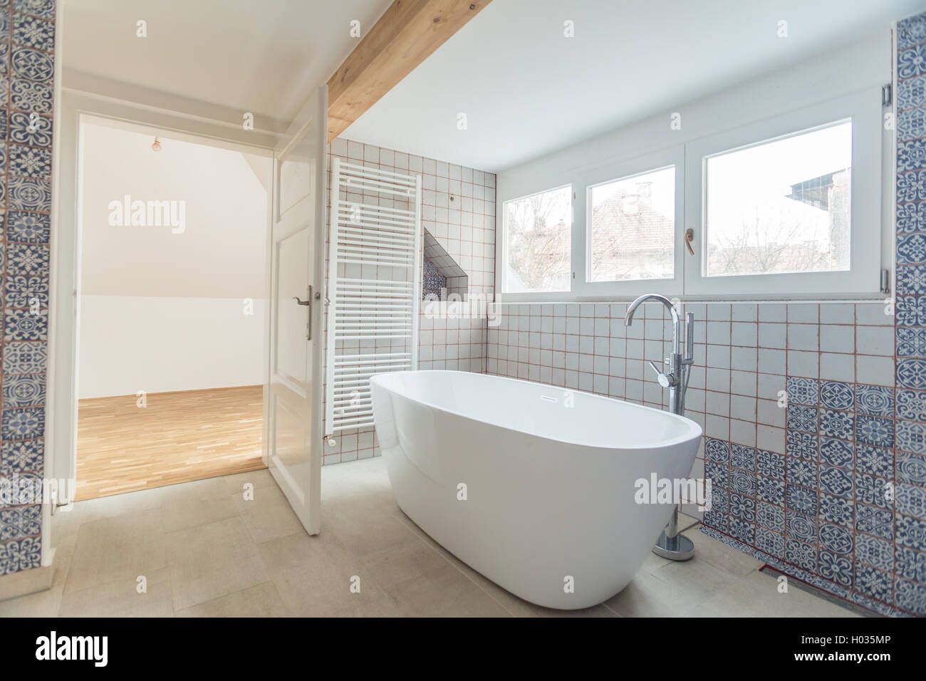 Innere des modernen Badezimmer mit freistehender Badewanne Stockfoto