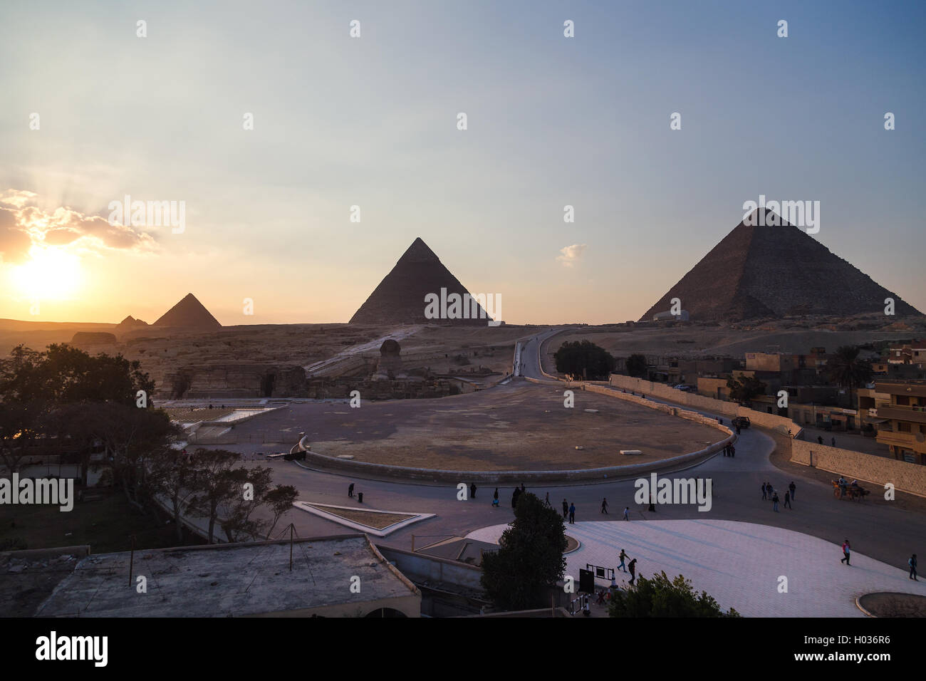 Touristengruppen unterwegs zu der Sphinx und der großen Pyramide von Gizeh, Ägypten. Stockfoto