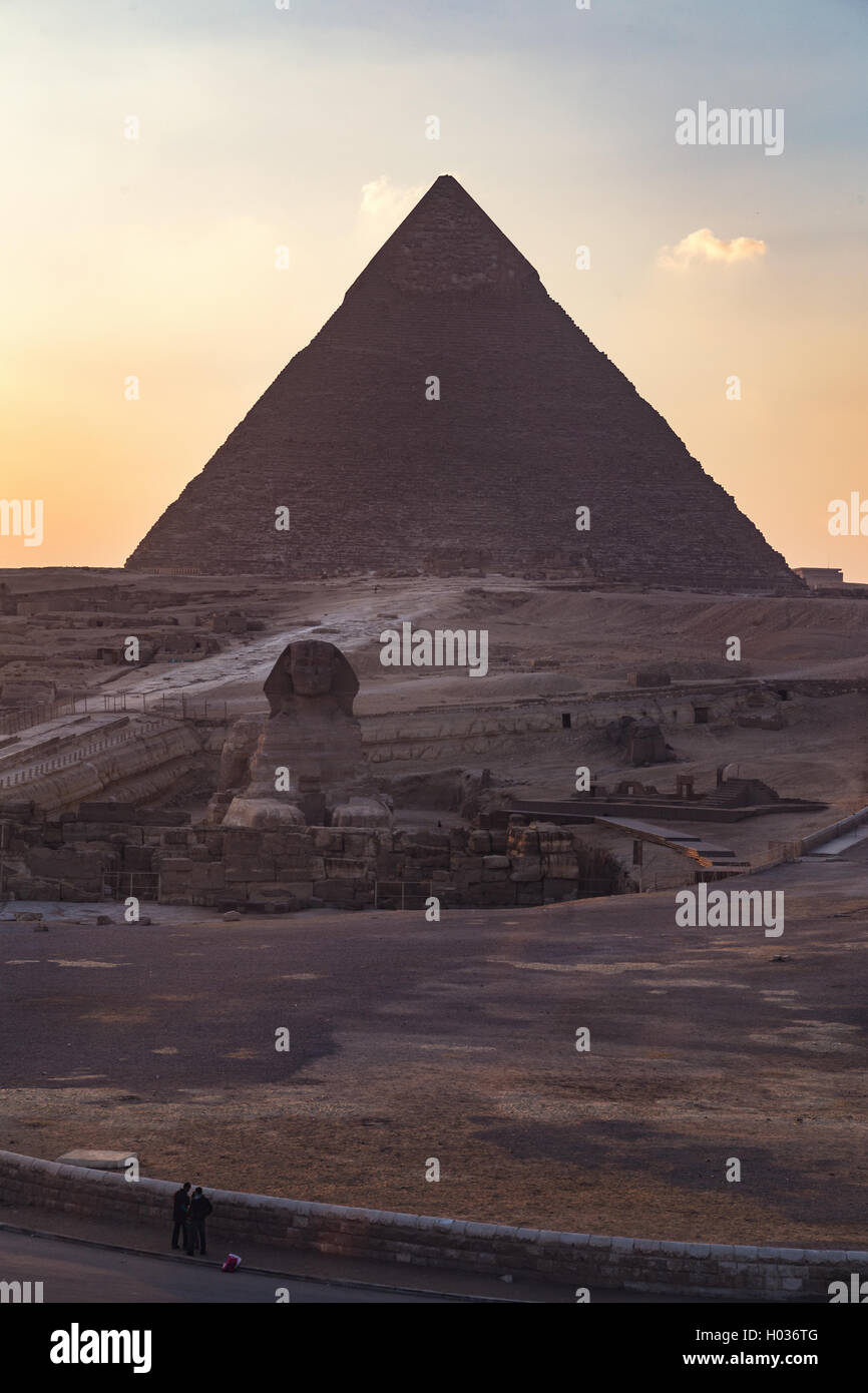 Die Sphinx bei Sonnenuntergang mit große Pyramide von Gizeh im Hintergrund. Stockfoto