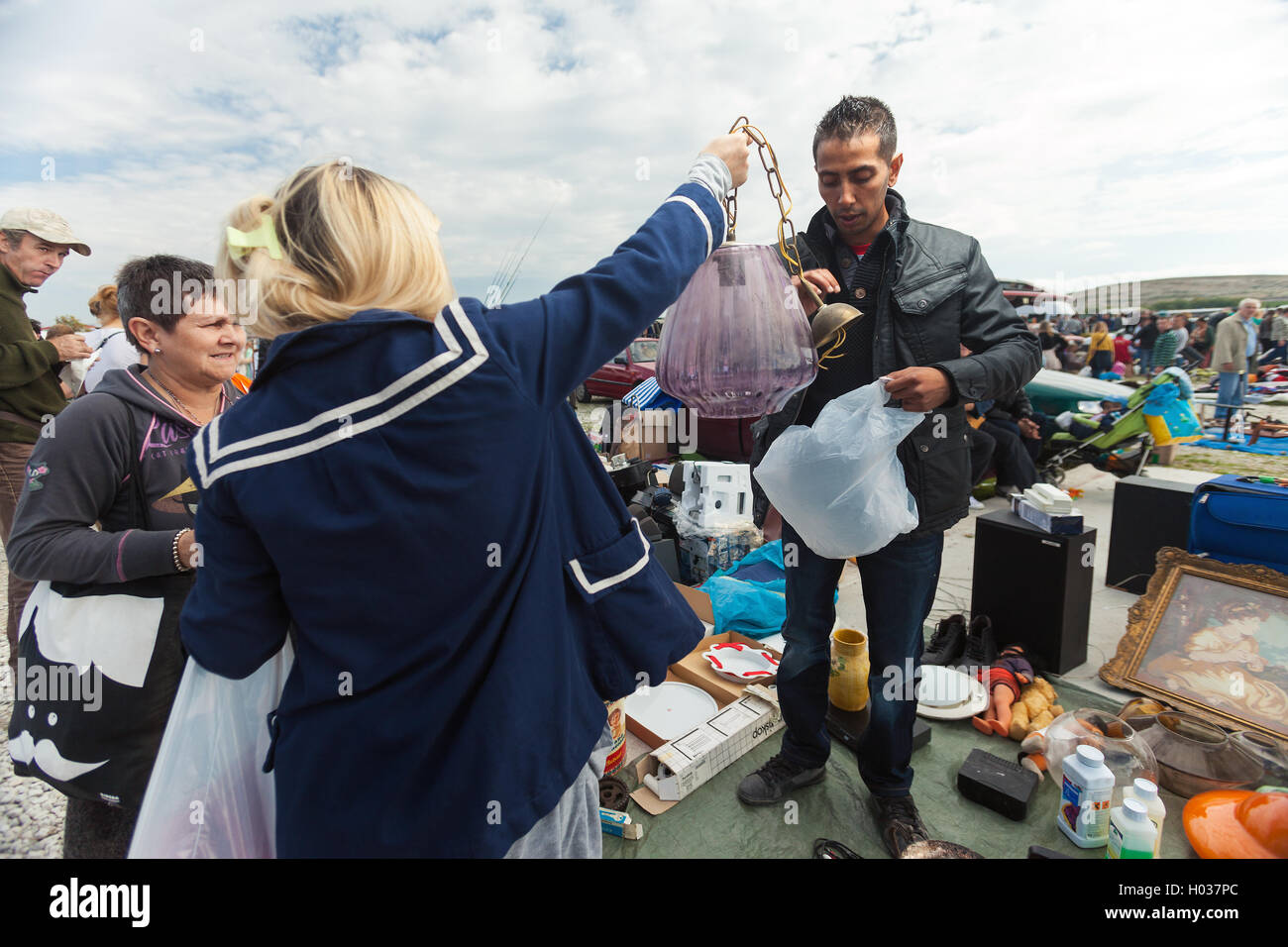 ZAGREB, Kroatien - 20. Oktober 2013: Frauen kaufen Sachen von Roma Verkäufer auf Zagrebs Flohmarkt Hrelic. Stockfoto