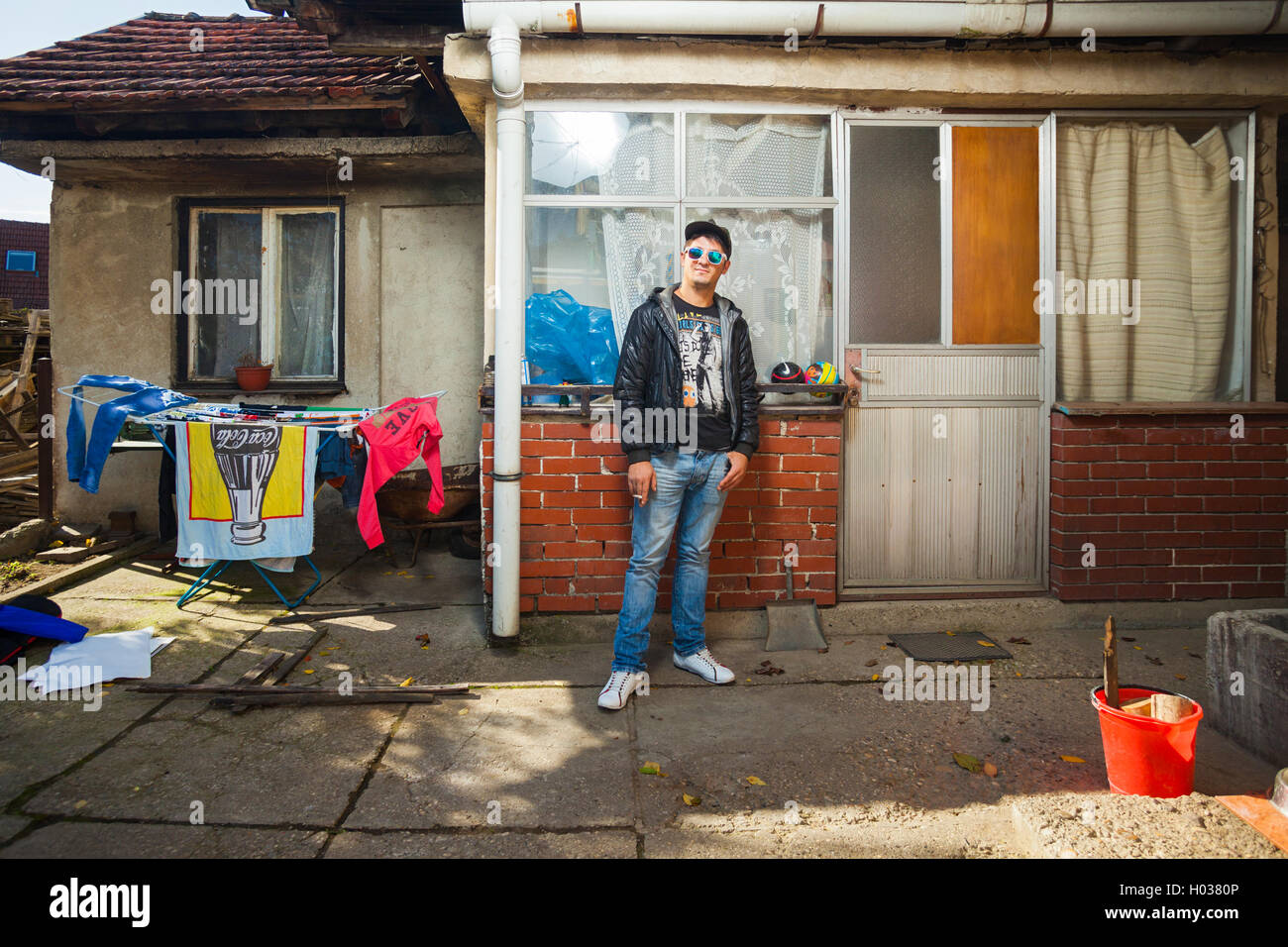 ZAGREB, Kroatien - 21. Oktober 2013: Roma Mann posiert vor seinem Haus. Stockfoto