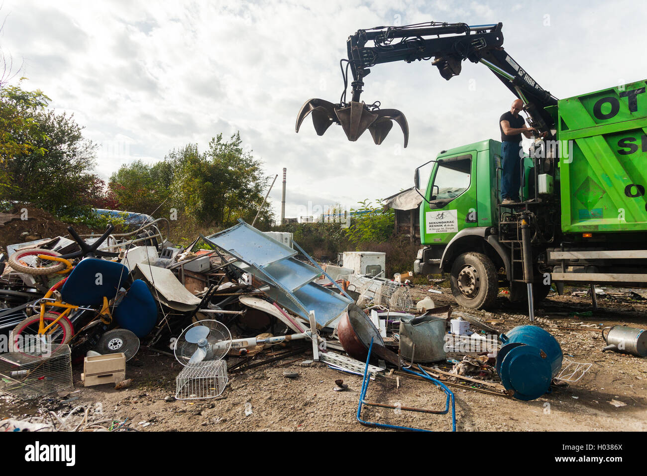 ZAGREB, Kroatien - 14. Oktober 2013: LKW-Fahrer mit Kran, um Müll zu sammeln, aus recycling-Hof. Stockfoto
