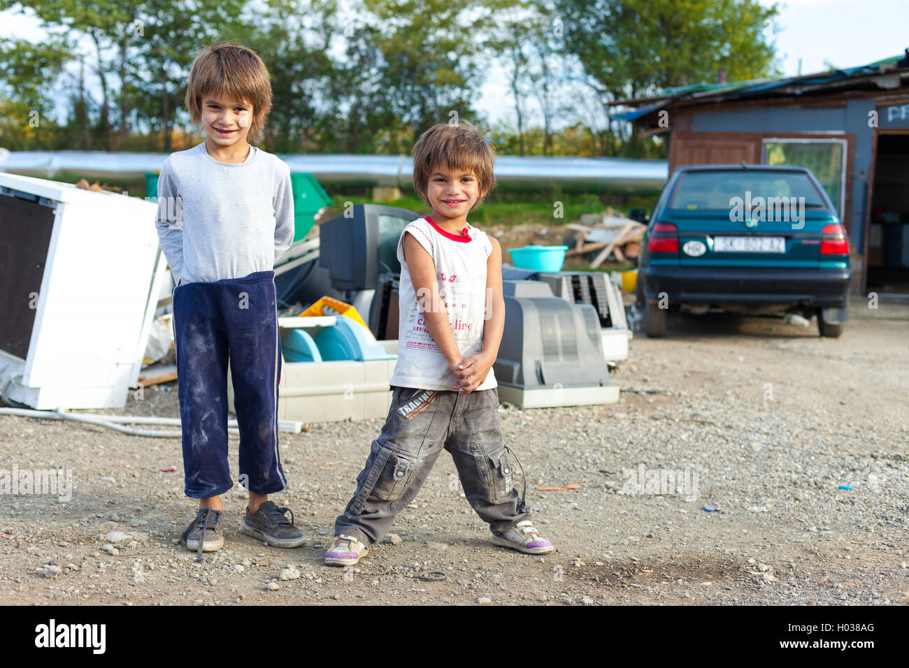 ZAGREB, Kroatien - 21. Oktober 2013: Süße kleine Roma Jungs vor Straße Müllhalde. Stockfoto