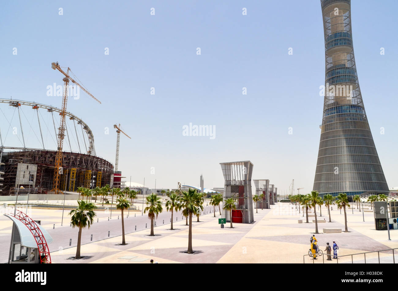 Die Fackel-Doha (Aspire Tower), das höchste Bauwerk in Katar, mit der Renovierung des Khalifa International stadium Stockfoto