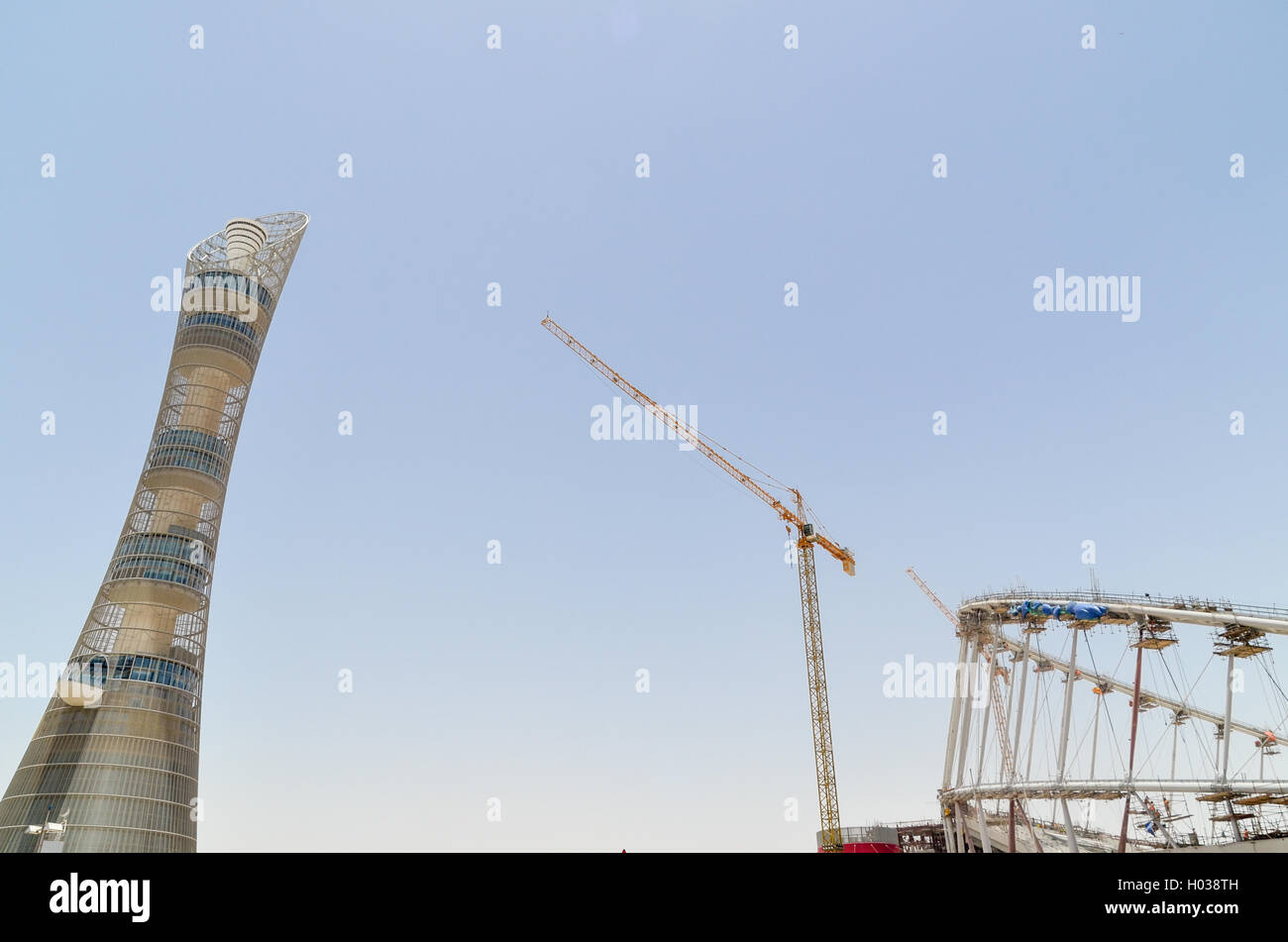 Die Fackel-Doha (Aspire Tower), das höchste Bauwerk in Katar, mit der Renovierung des Khalifa International stadium Stockfoto