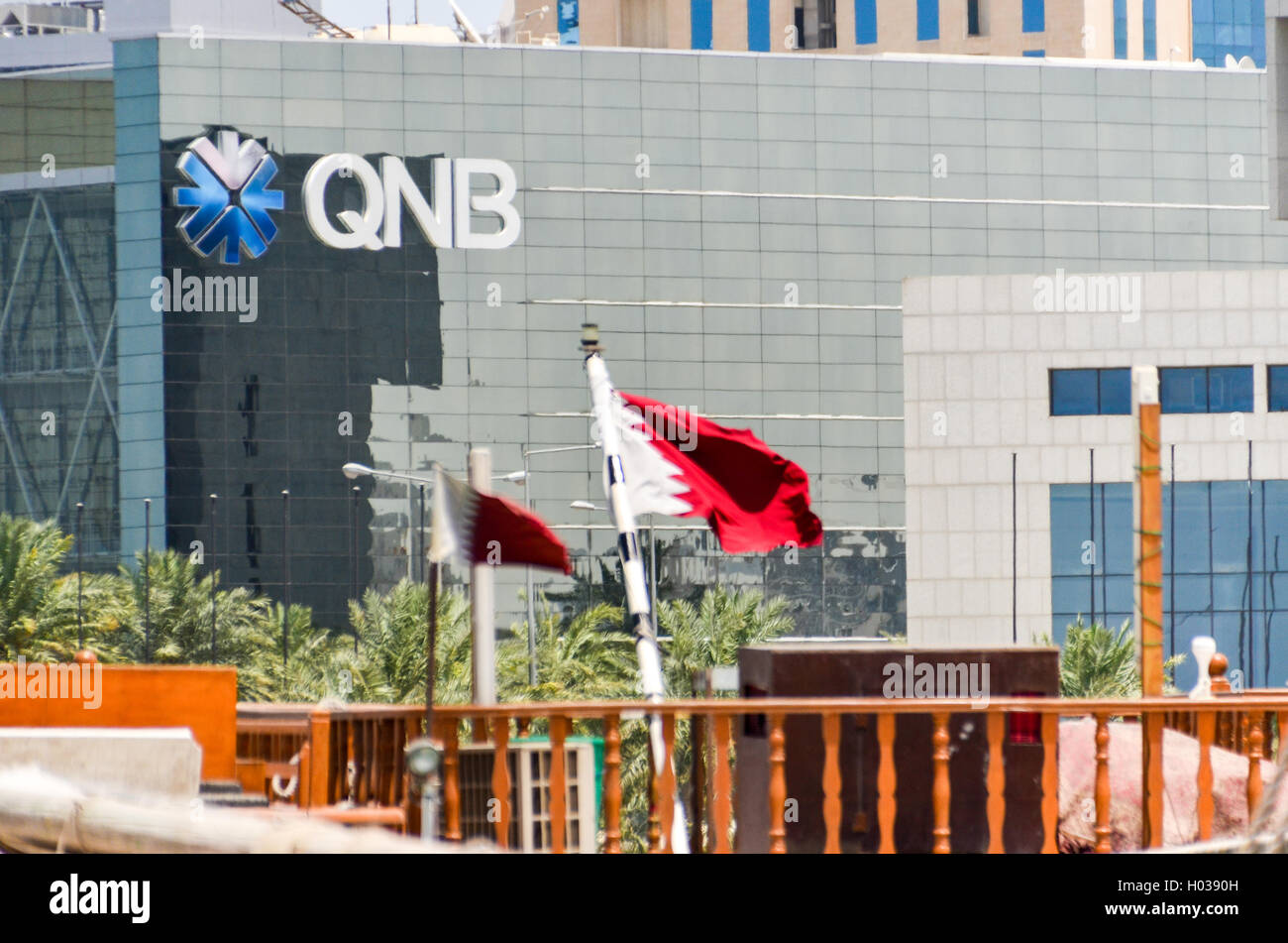 Qatar National Bank (QNB) Büro in Doha, Katar Flaggen Stockfoto