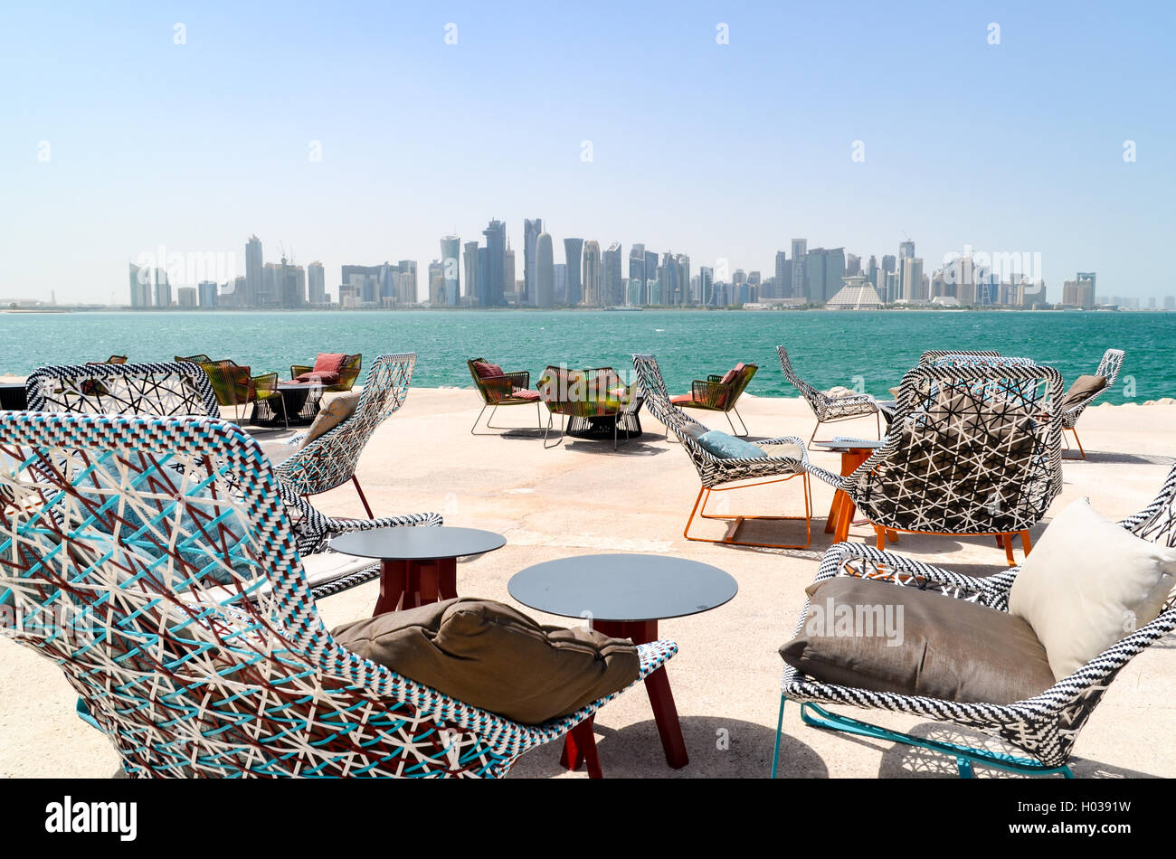 Leeren Restaurant und Snack-Tische und Stühle in Doha, mit Blick auf den financial District von West Bay Stockfoto