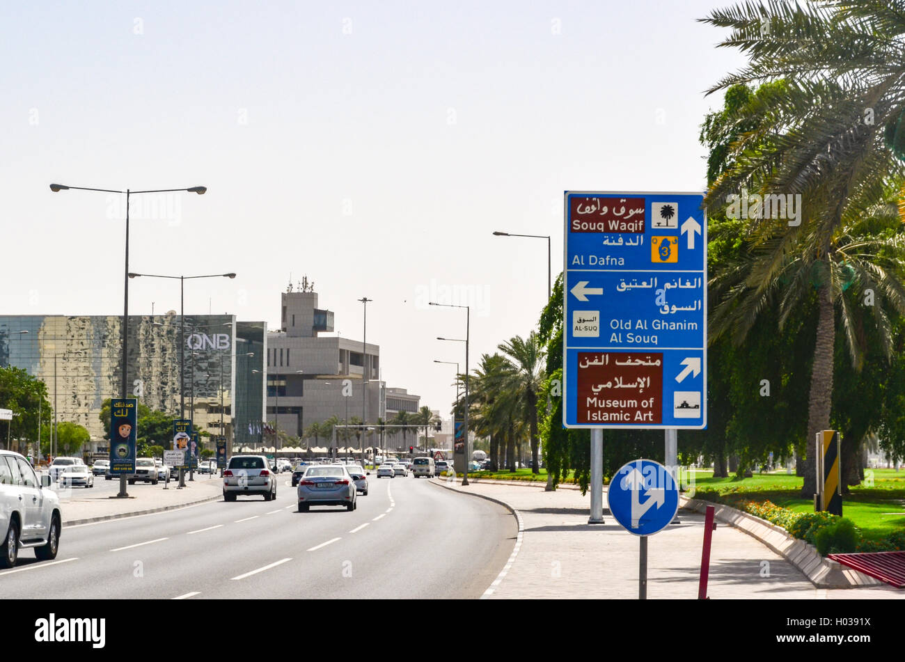 Verkehr auf den Straßen des Stadtzentrums von Doha, Katar Stockfoto