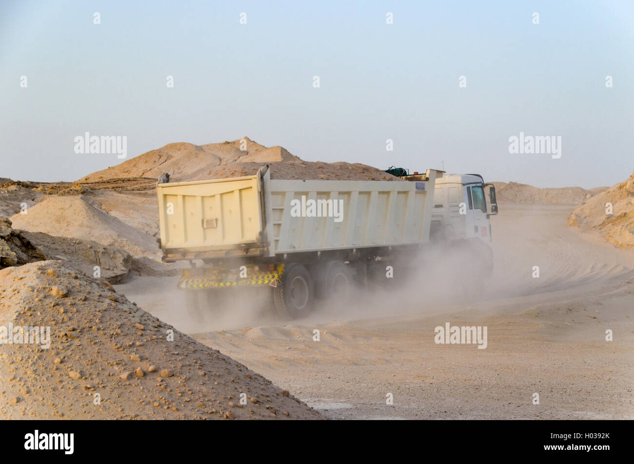 LKW in ein Sand-Steinbruch in der Wüste von Katar Stockfoto