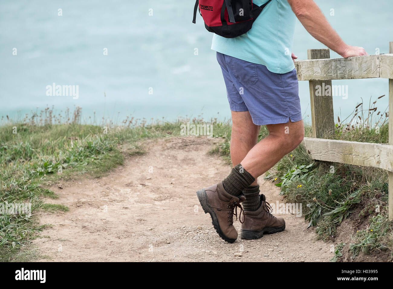 Eine Walker nimmt eine Pause auf der South West Coastal Path in Cornwall. Stockfoto