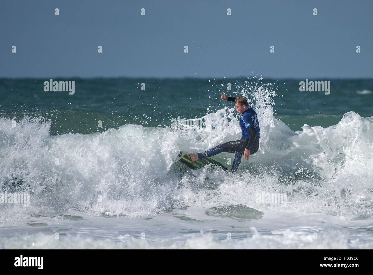 Das Surfen GB Vereine Inter Surfwettbewerb am Fistral in Newquay Stockfoto