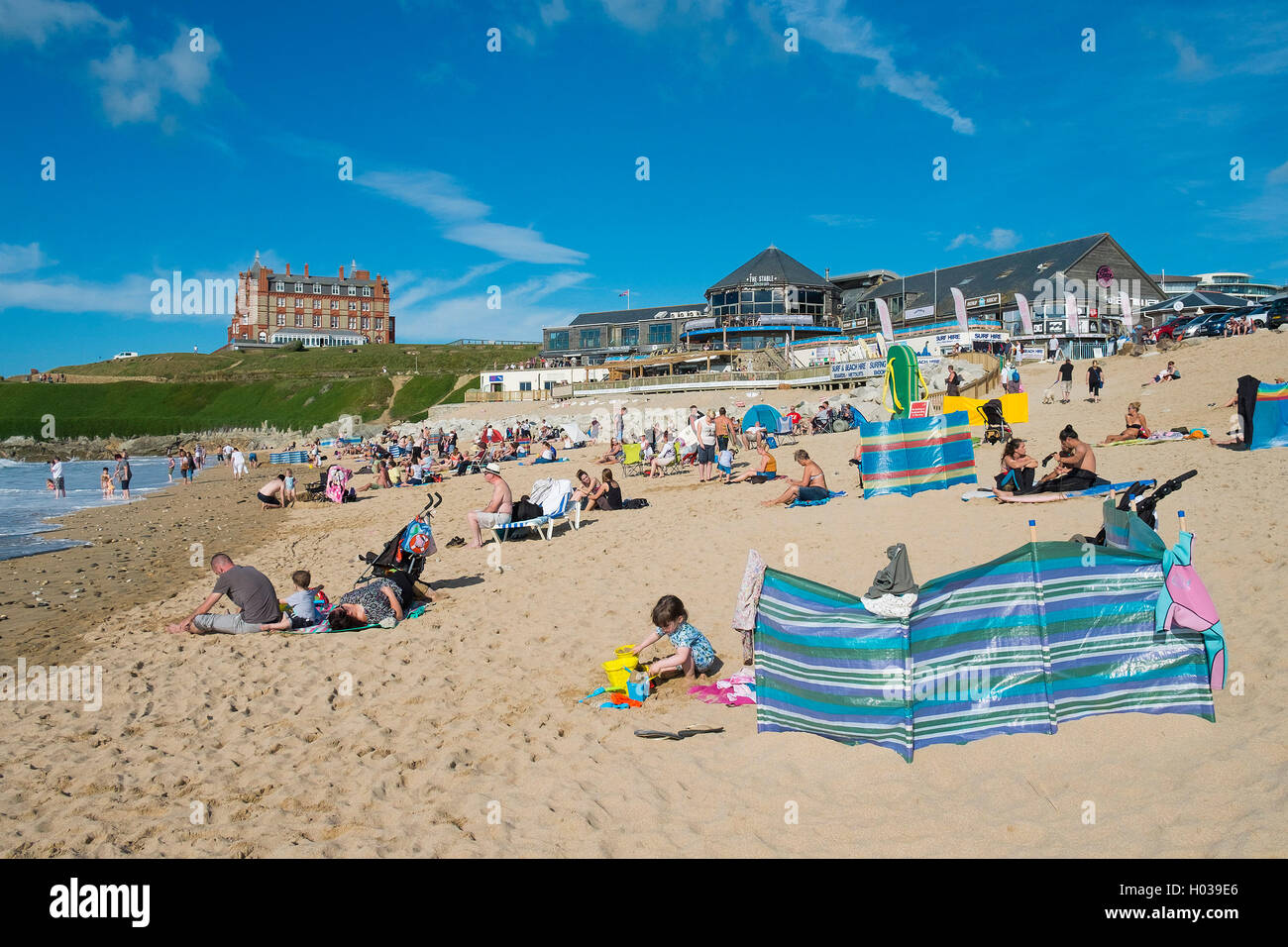 Urlauber genießen das sonnige Wetter auf Fistral Beach in Newquay, Cornwall. Stockfoto
