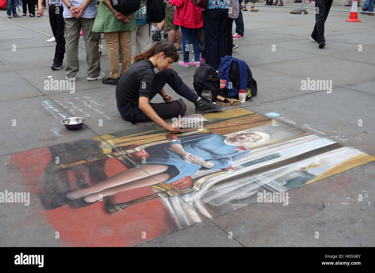 Streetart-Künstler und Bild von Königin Elizabeth II auf Bürgersteig vor National Portrait Gallery, Trafalgar Square, London Stockfoto