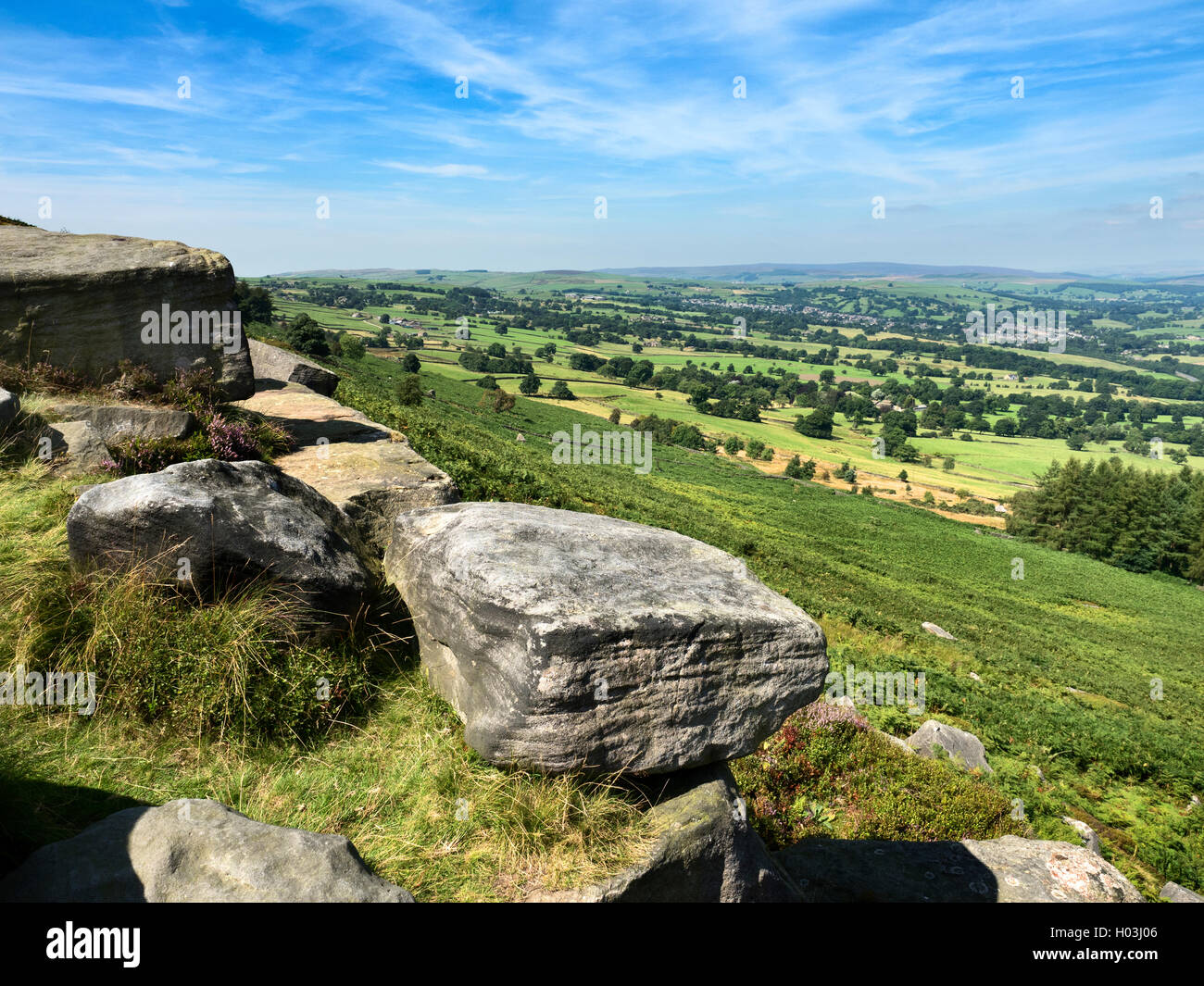 Blick über Wharfedale aus Woodhouse Crag Ilkley Moor West Yorkshire England Stockfoto