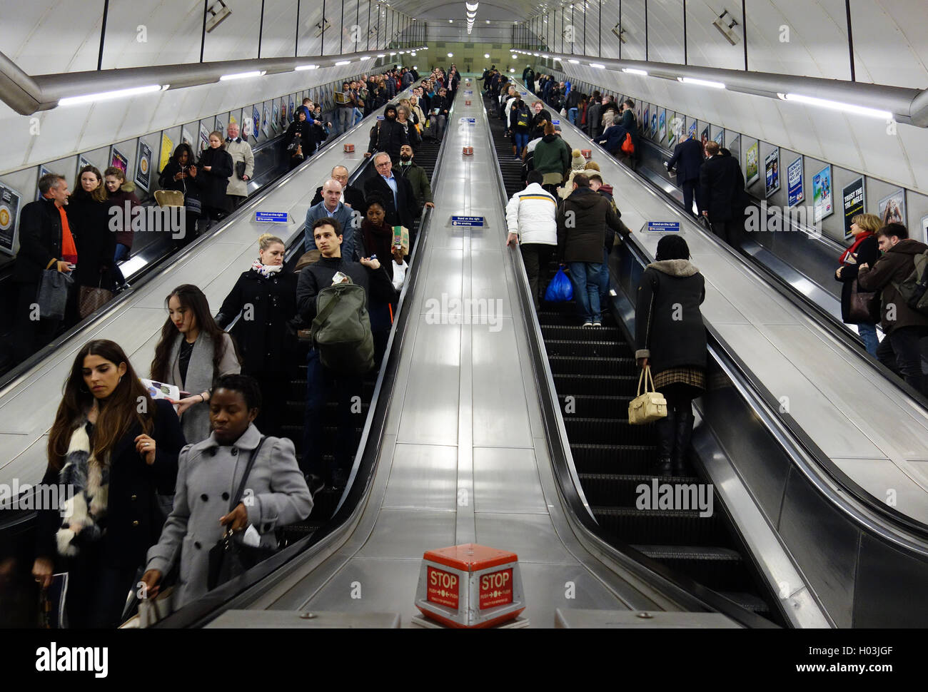 Pendler auf Rolltreppen in Holborn u-Bahnhaltestelle, London Stockfoto