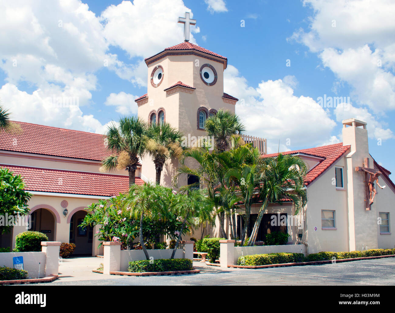 Die skurrile Chicken Church in Madeira Beach, Florida, besticht durch ihr vogelähnliches Design, das die Straße mit dem Charme der Küste verbindet. Stockfoto