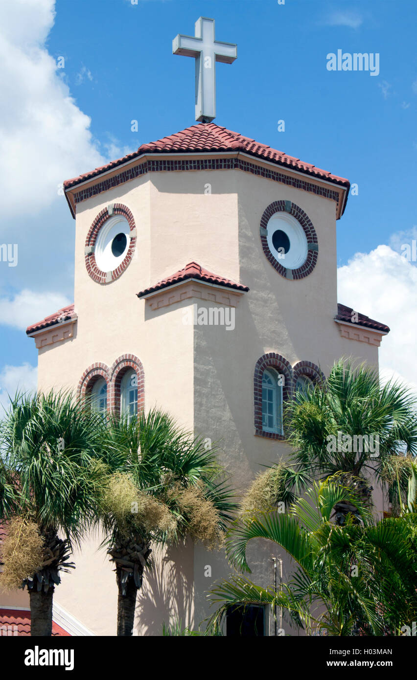 Die skurrile Chicken Church in Madeira Beach, Florida, besticht durch ihr vogelähnliches Design, das die Straße mit dem Charme der Küste verbindet. Stockfoto