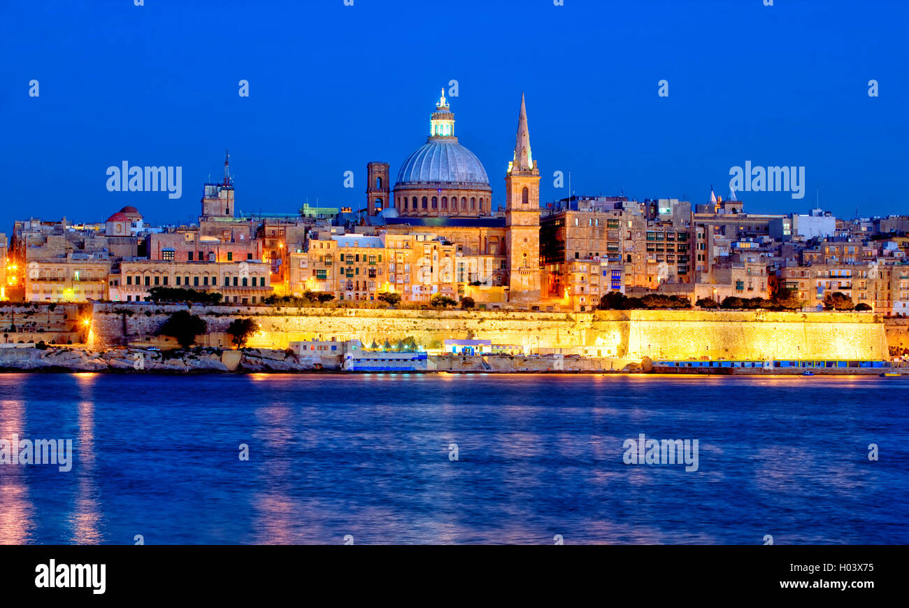 Valletta-Skyline bei Nacht in Malta Stockfoto