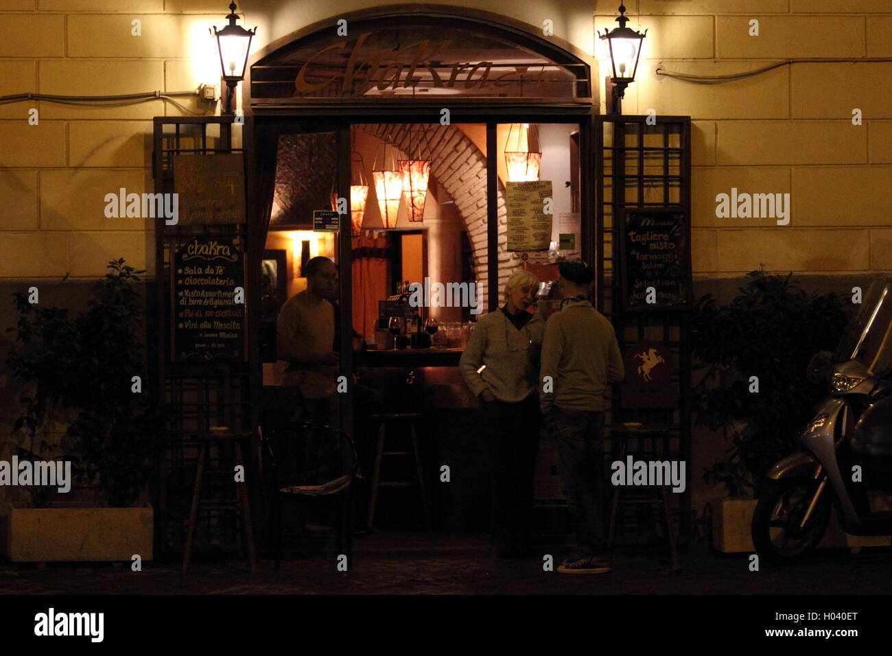 Der Eingang in eine gemütliche Bar in der Nacht, Rom, Italien Stockfoto