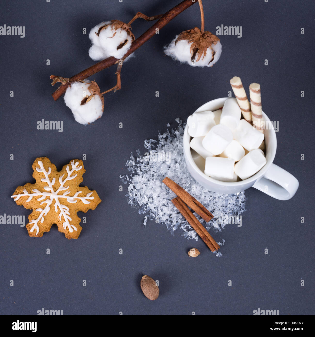 Weihnachten und Neujahr Komposition mit Cookies, Eibisch Dessert und Baumwolle Blumen Stockfoto