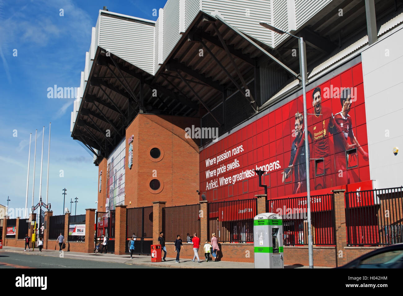 Liverpool Football Club neue riesige Wandbild für die Saison 2016/17 Kop Ende des Stadions Stockfoto