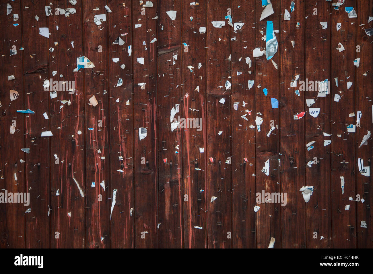 Papierfetzen auf eine Holztür. Chocholow, Polen Stockfoto