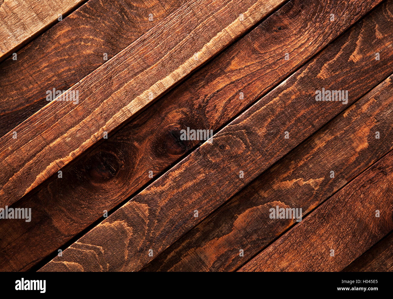 Dunkles Holz Textur. Alte hölzerne Planken Diagonale Hintergrund braun. Stockfoto