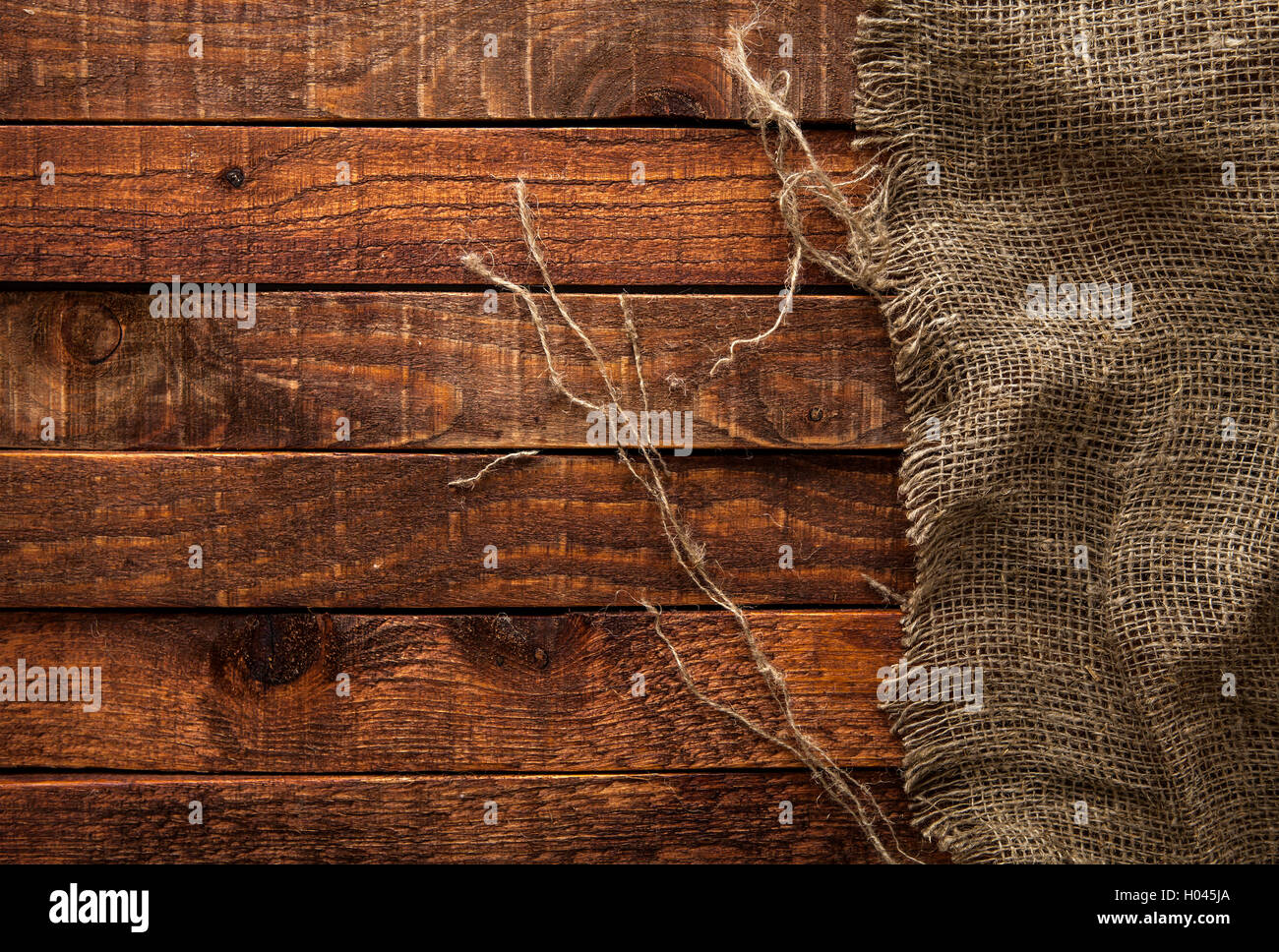 Sackleinen Textur auf Holztisch Stockfoto