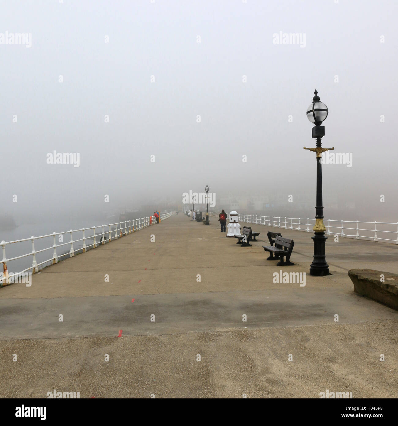 Whitby West Pier an einem nebeligen Tag Stockfoto