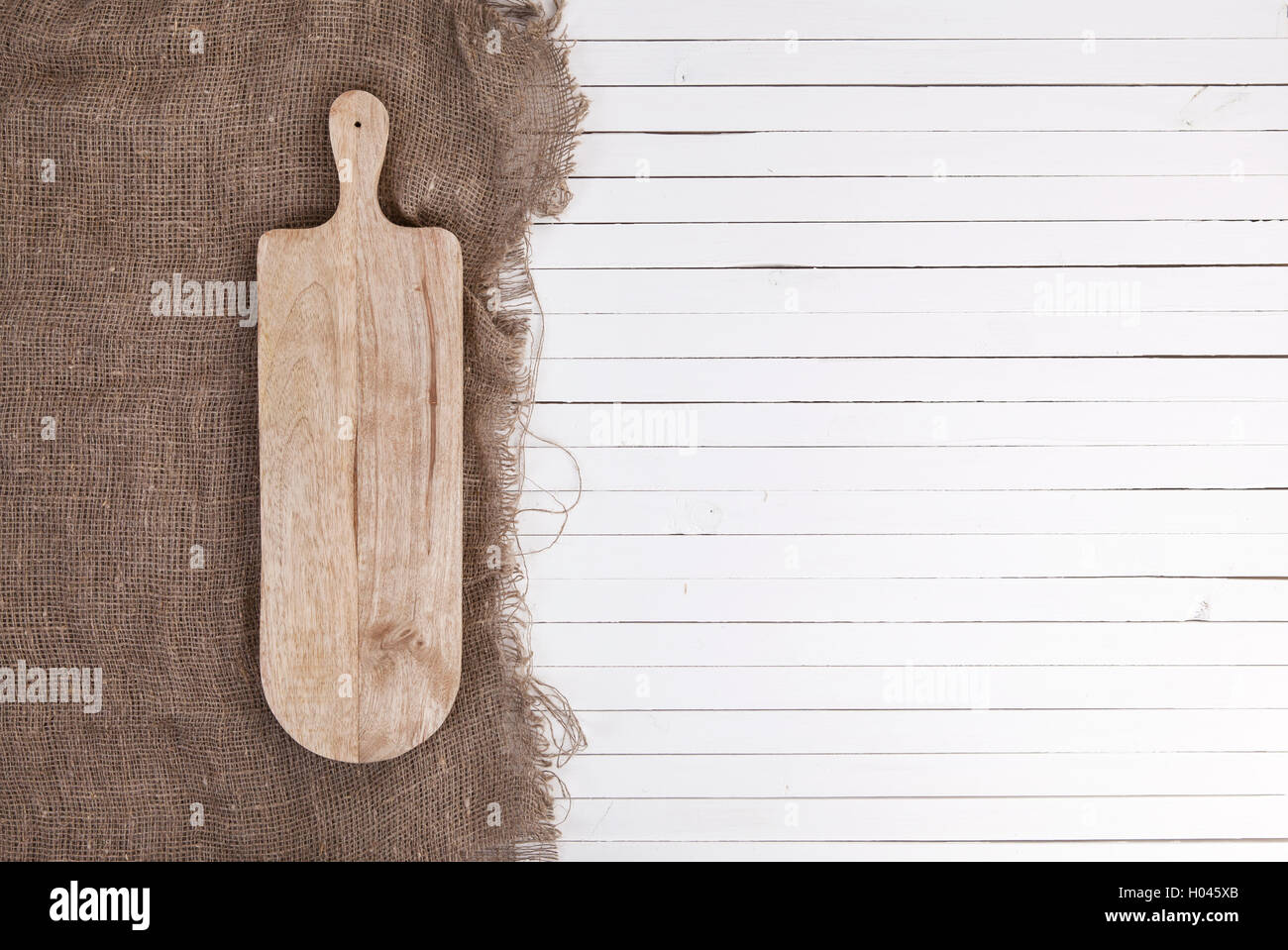 Leere Käseplatte auf weißem Holz Hintergrund, Ansicht von oben Stockfoto