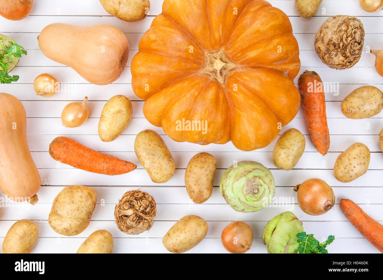 Herbstgemüse auf weißem Hintergrund Stockfoto