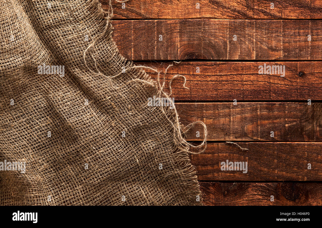 Hessische Sackleinen oder Entlassung auf hölzernen Hintergrund Stockfoto