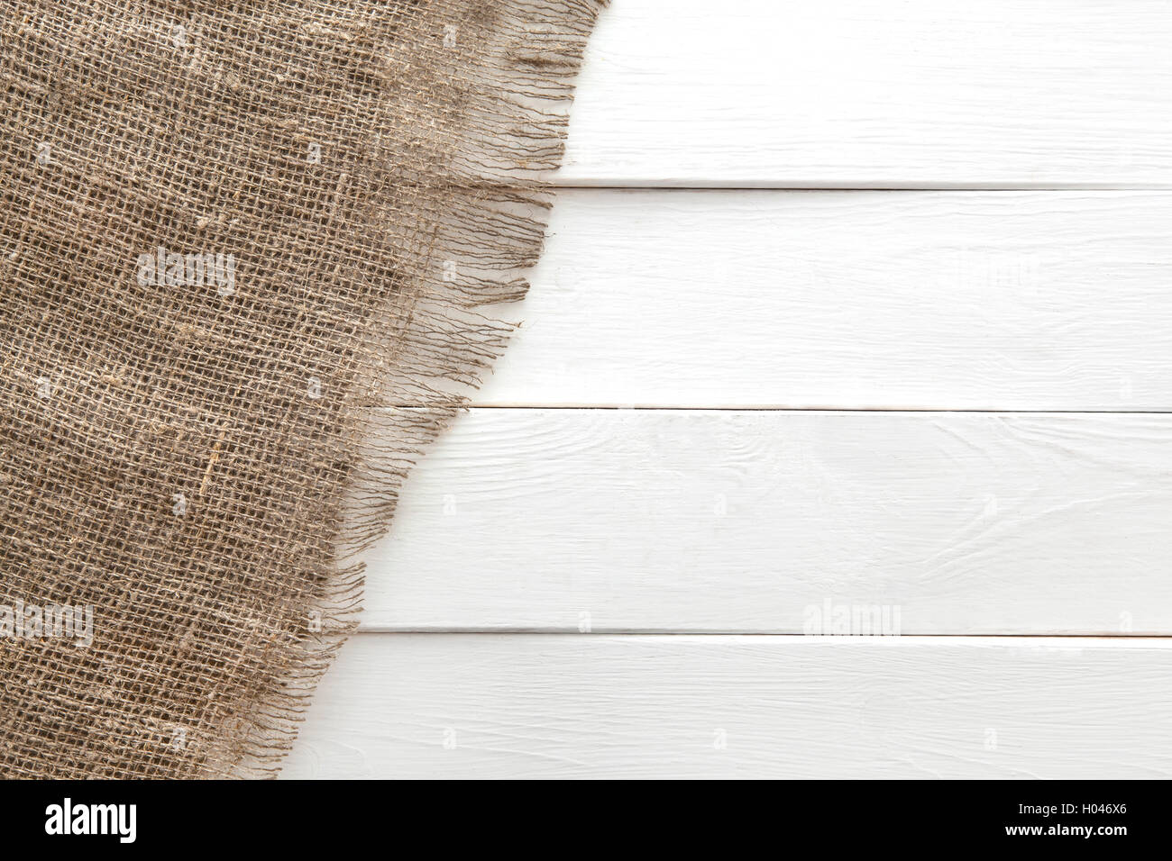 Sackleinen Textur auf weißem Holz Hintergrund Stockfoto