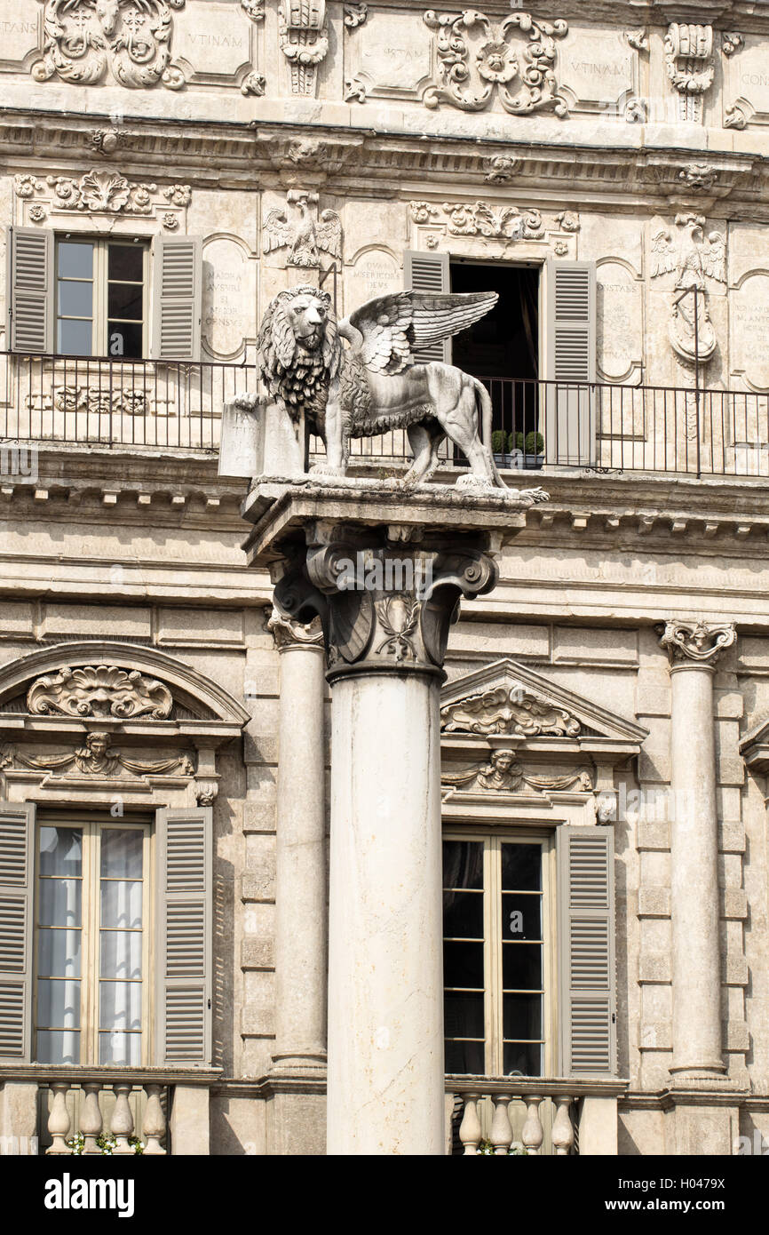 Geflügelte Löwe von San Marco auf Piazza Delle Erbe in Verona Stockfoto