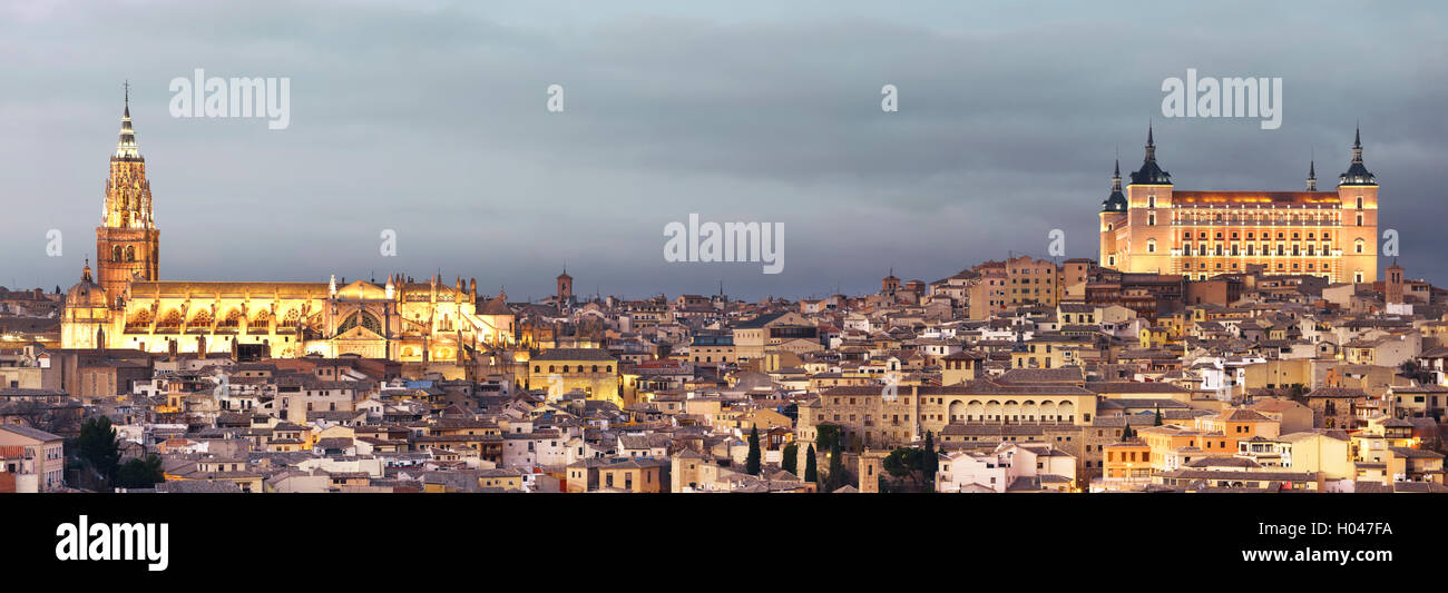 Toledo Skyline bei Sonnenuntergang mit Kathedrale und dem Alcazar. Spanien. Horizontale Stockfoto