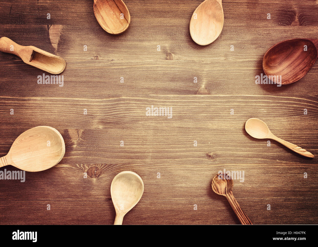 Holzlöffel auf Tisch im rustikalen Stil. Ansicht von oben Stockfoto