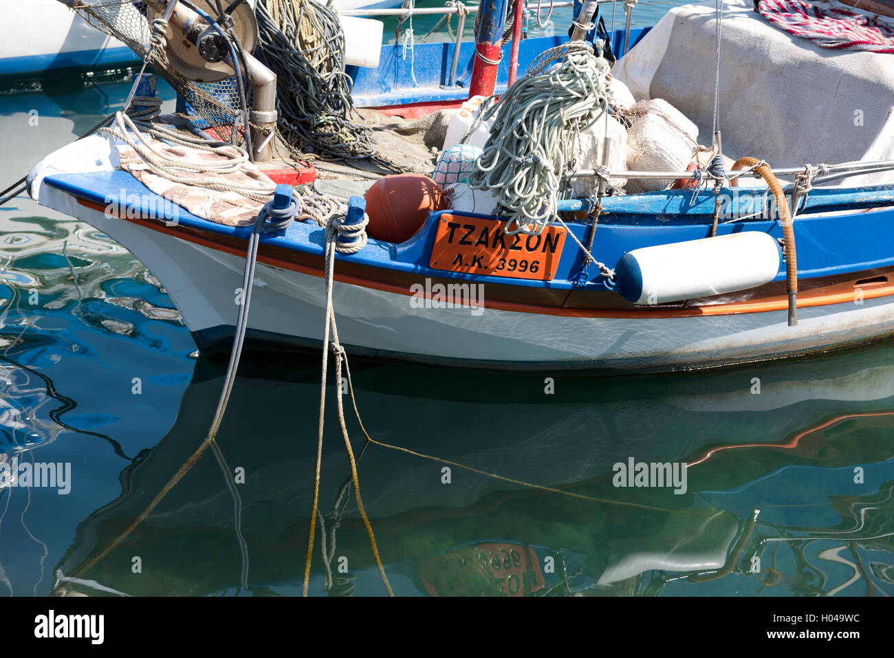 Eine bunte hölzerne Fischerboot im Hafen von Kassiopi auf Korfu, die Ionischen Inseln, die griechischen Inseln, Griechenland, Europa Stockfoto