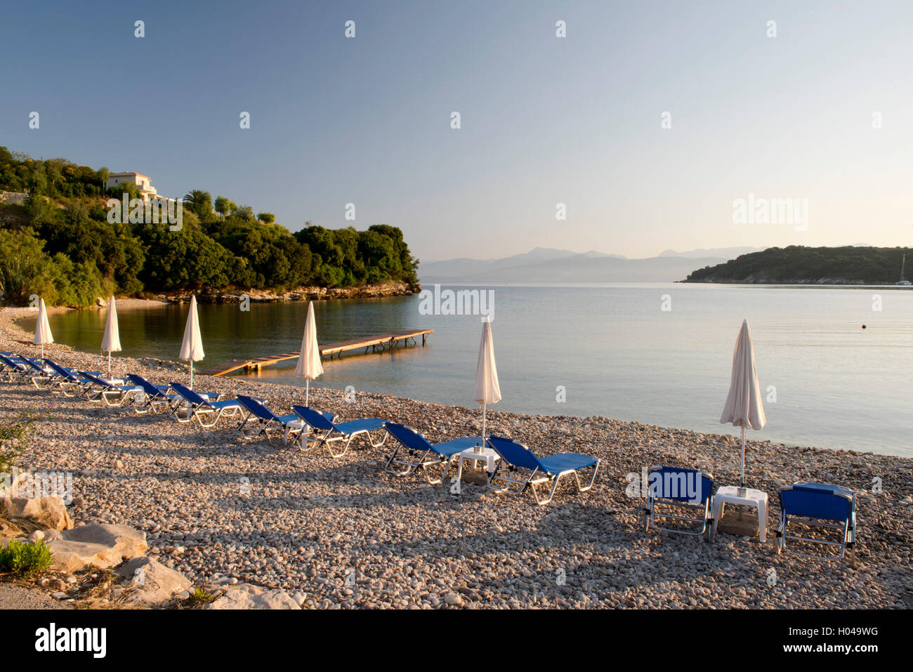 Strandkörbe bei Sonnenaufgang am Strand Avlaki im Nordosten Corfu, die Ionischen Inseln, die griechischen Inseln, Griechenland, Europa Stockfoto