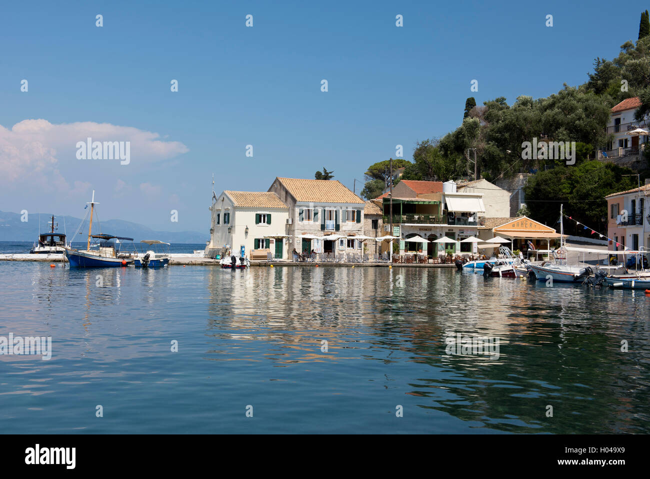 Der malerische Hafen von Loggos auf der Ost Küste von Paxos, die Ionischen Inseln, die griechischen Inseln, Griechenland, Europa Stockfoto