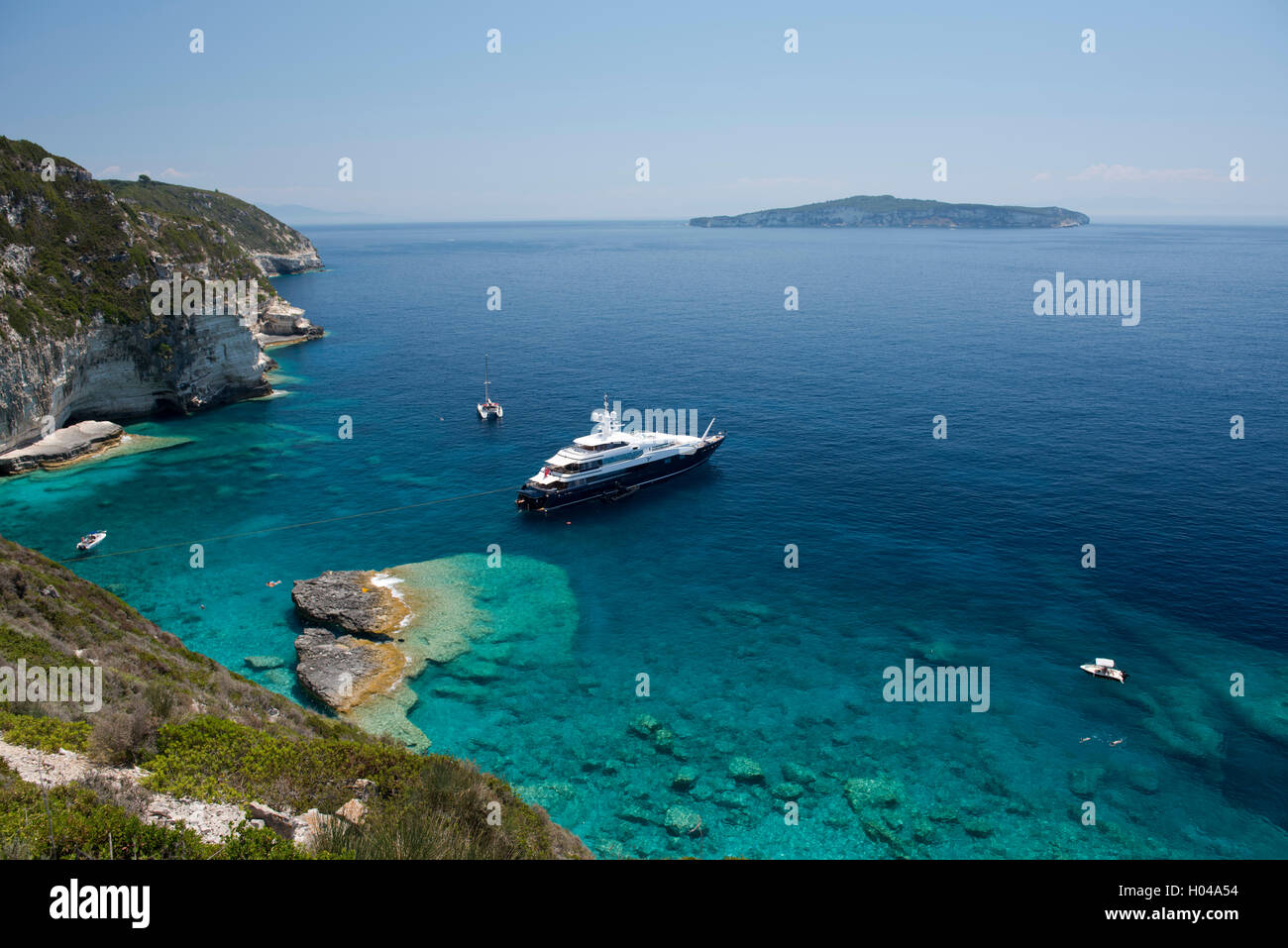 Eine Luxus-Yacht festgemacht an der malerischen Westküste von Paxos, die Ionische Inseln, Griechenland, Europa Stockfoto