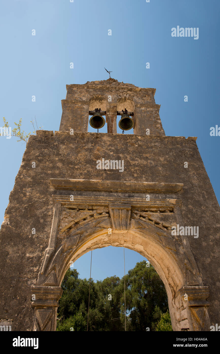 Die geschnitzten Stein Bell Tower von Agios Georgos in Veliantatika, Paxos, die Ionischen Inseln, die griechischen Inseln, Griechenland, Europa Stockfoto