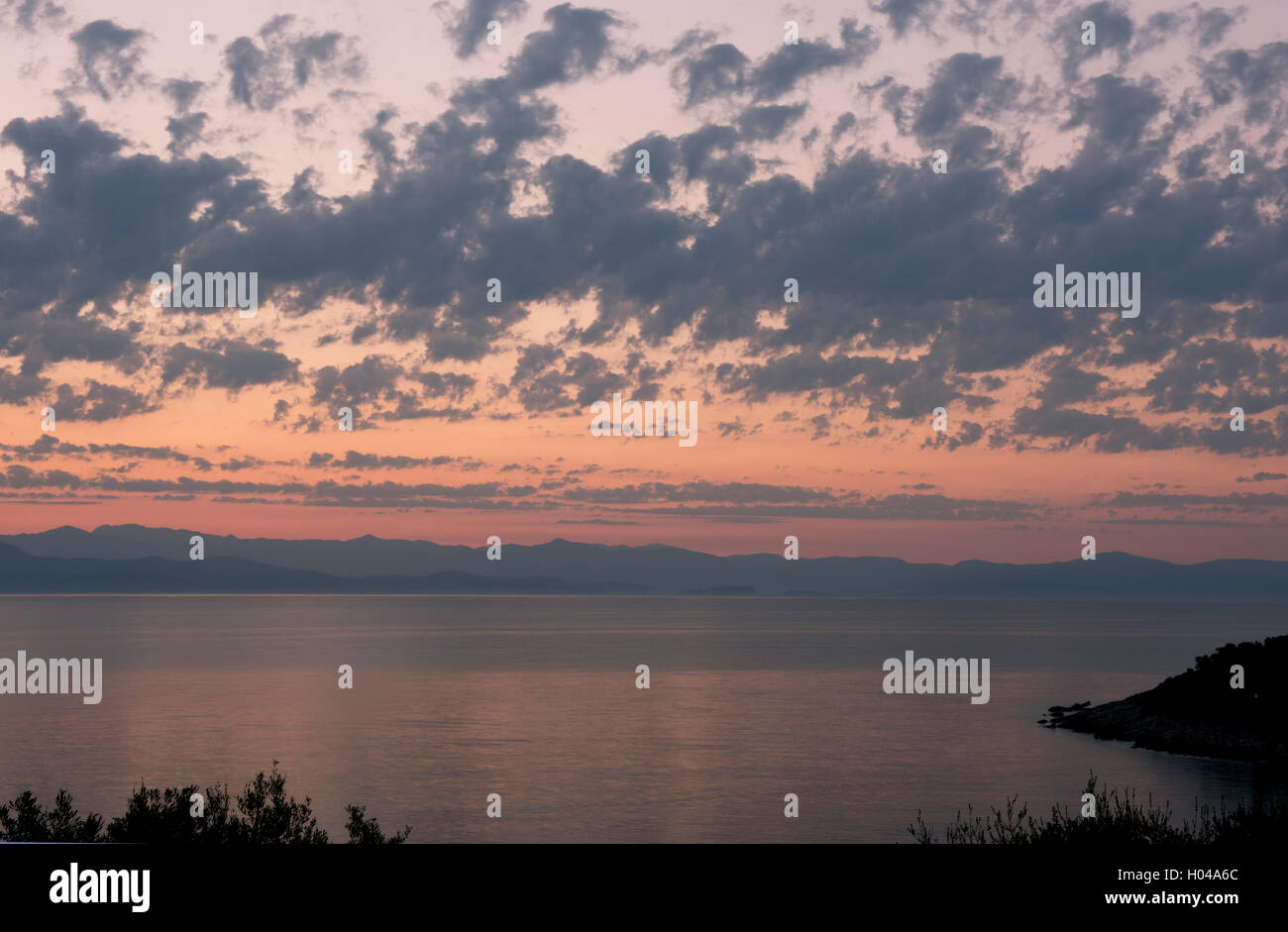 Sonnenaufgang über den Montains von Korfu von der Ostküste von Paxos, die Ionischen Inseln, die griechische Inseln, Griechenland, Europa Stockfoto