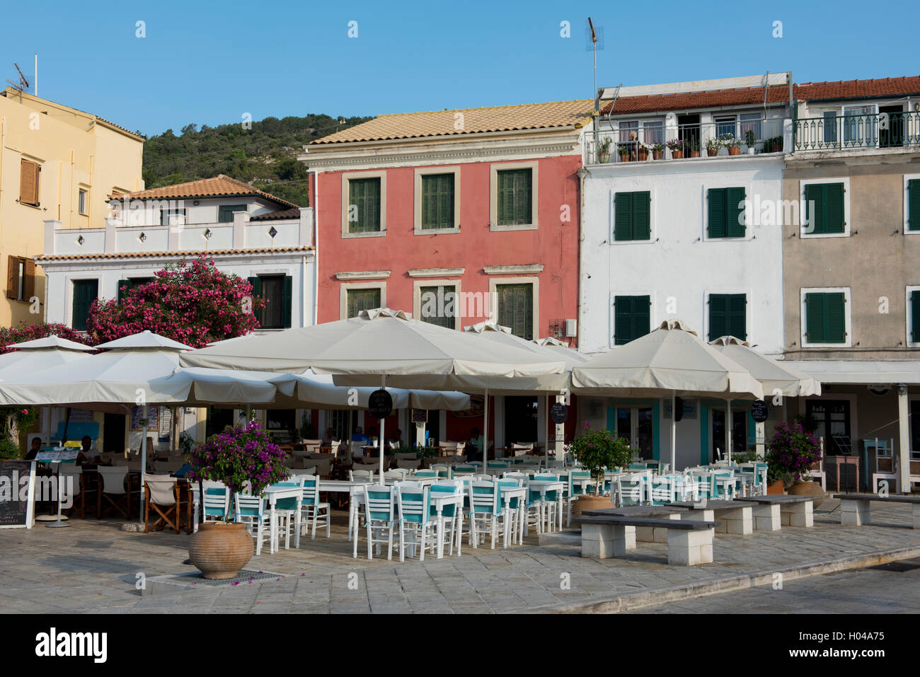 Leere Taverna Tabellen in den frühen Morgenstunden in Gaios auf Paxos, die Ionischen Inseln, die griechischen Inseln, Griechenland, Europa Stockfoto