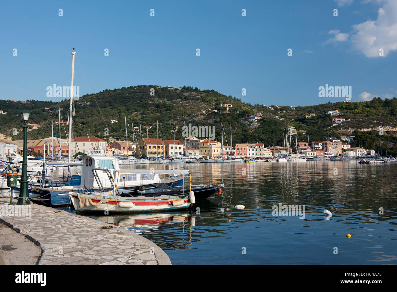 Alten Fischerboote und moderne Yachten im Hafen von Gaios auf Paxos, die Ionischen Inseln, die griechischen Inseln, Griechenland, Europa Stockfoto